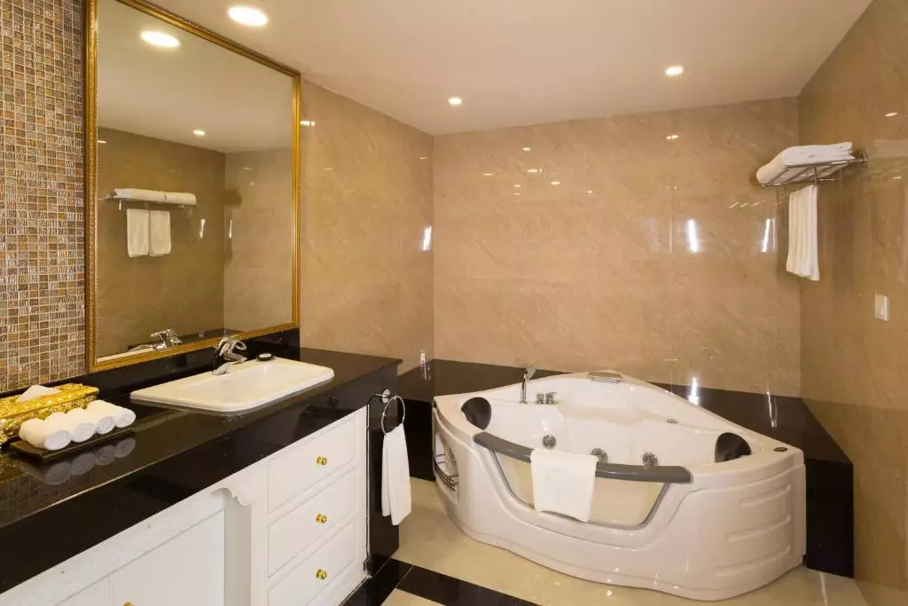 حمام 2 هتل گرند کندیان